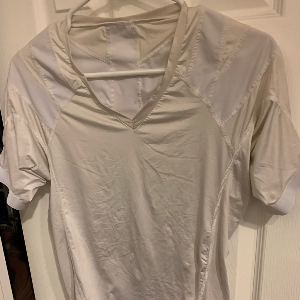 Men’s L intelliskin posture performance shirt.